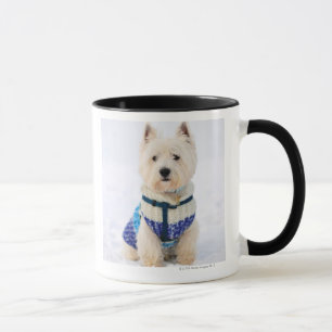 Caneca Cão branco na roupa na neve