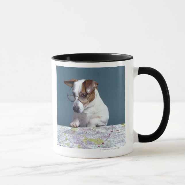 Caneca Cão com vidros de leitura que estuda o mapa (Direita)