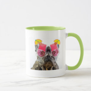 Caneca Cão das imagens de Getty com vidros de cocktail
