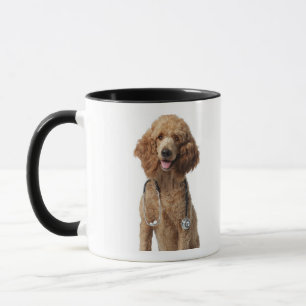 Caneca Cão de caniche dourado que veste um estetoscópio