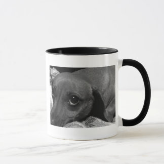 Caneca Cão do Dachshund com os olhos tristes em preto e