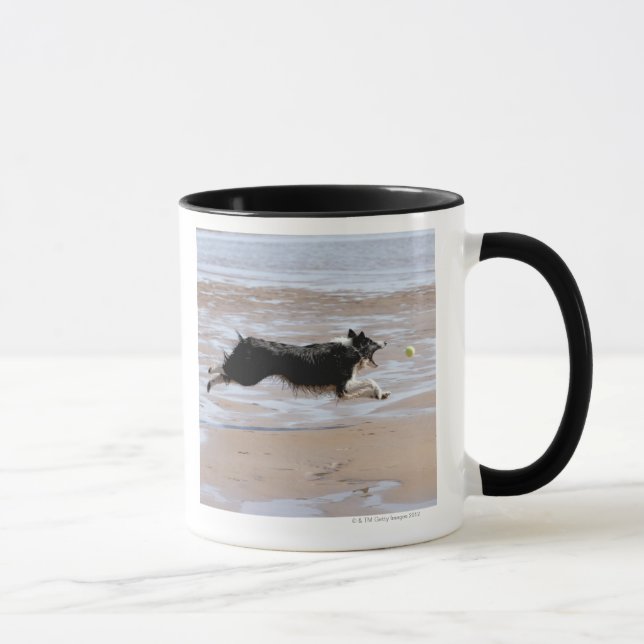 Caneca Cão que persegue uma bola na praia (Direita)