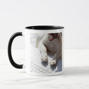Caneca Cão que pôr suas mãos sobre um laptop