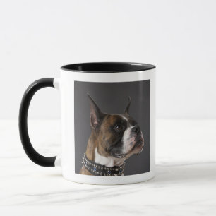 Caneca Cão que veste o colar, olhando afastado