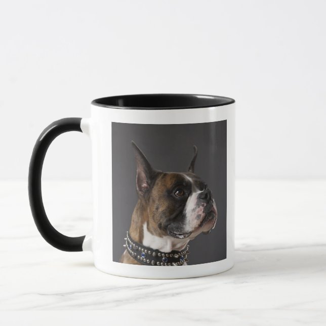 Caneca Cão que veste o colar, olhando afastado (Esquerda)