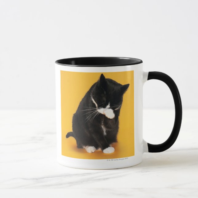 Caneca Cara preto e branco da limpeza do gato com pata (Direita)
