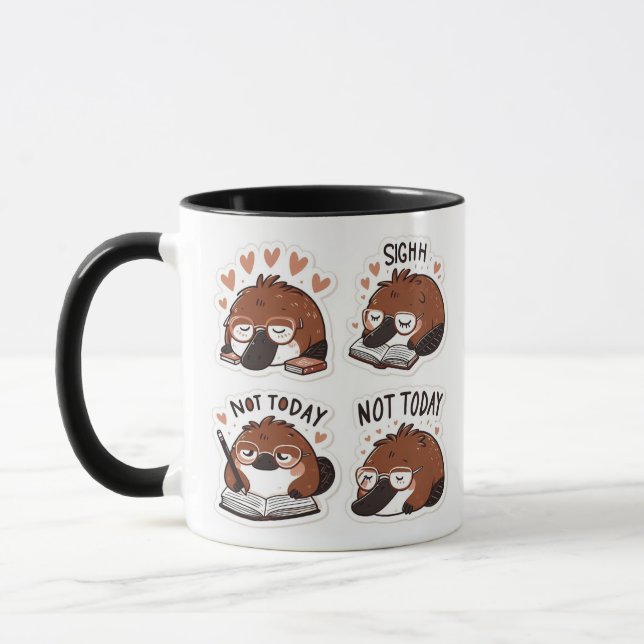 Caneca Caracteres Platypus com Café e Diários (Esquerda)