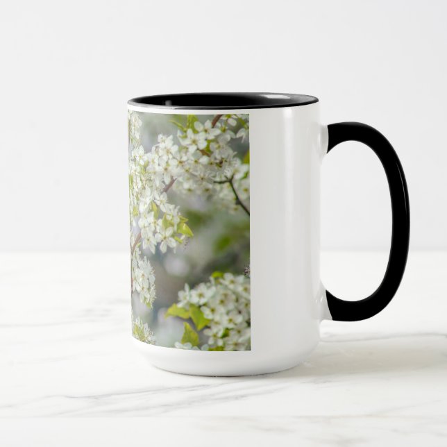 Caneca Cardeal do norte em flores do primavera (Direita)