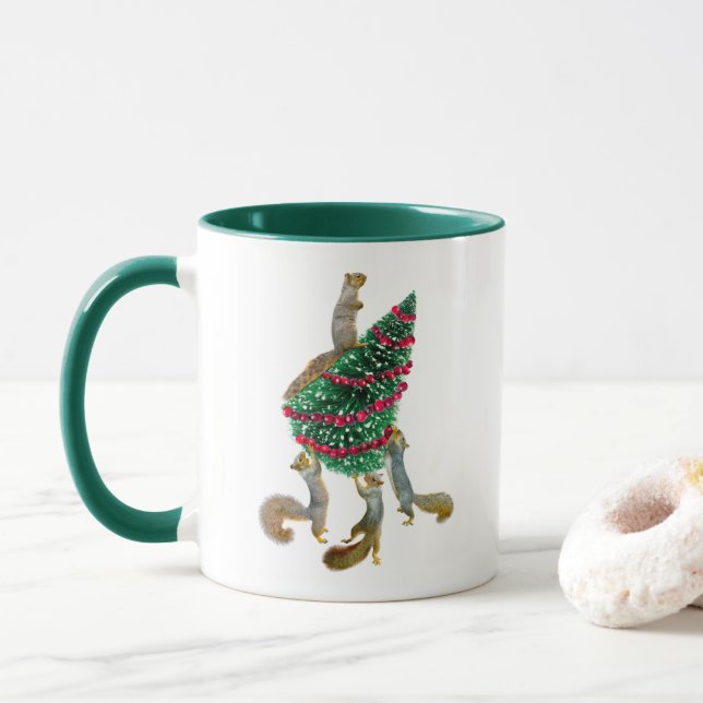 Caneca Carregando de esquilos - Mug de árvore de Natal (Com Donut)