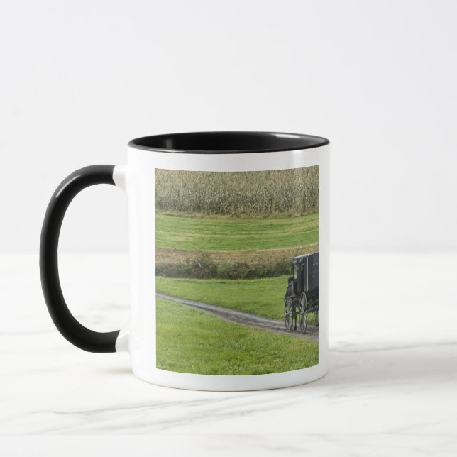 Caneca Carrinho de Amish na pista da fazenda, Ohio do (Esquerda)