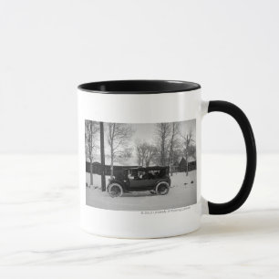 Caneca Carro com a árvore de Natal amarrada na capa