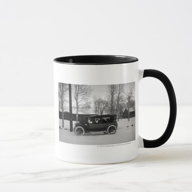 Caneca Carro com a árvore de Natal amarrada na capa (Direita)