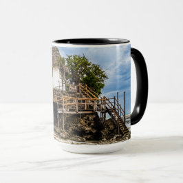 Caneca Casa pitoresca sobre um afloramento tropical de co