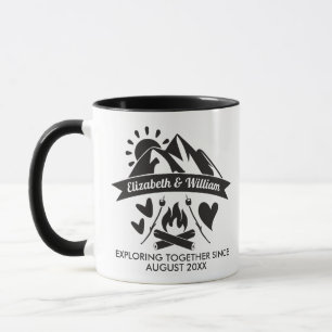 Caneca casal de acampamento explorando juntos fogueiras d