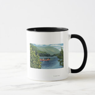 Caneca Casal que Canoeing em um lago