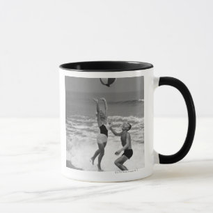 Caneca Casal que joga com um Beachball