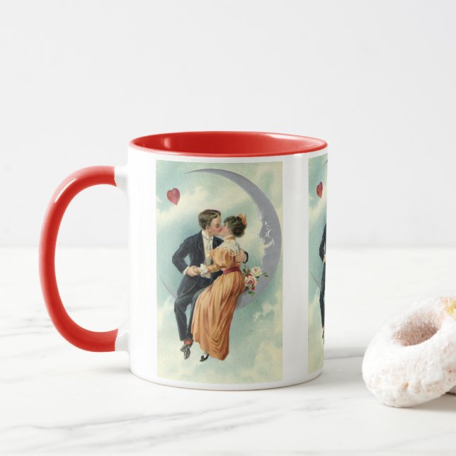 Caneca Casal Vitoriano Antigo se Beijando em uma Lua Cres (Com Donut)