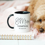 Caneca Casamento Personalizado do Script Moderno Negro Re<br><div class="desc">A escrita de caligrafia negra moderna e casual "Sra." da caneca de café feminina apresenta texto personalizado que pode ser personalizado com o novo sobrenome casado da noiva e a data/data do casamento estabelecida. Faz um presente perfeito para a noiva recém-casada!</div>
