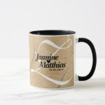 Caneca Casamento Rustic Elegant Vintage Monograma Burlap<br><div class="desc">Adicione um toque de charme de vintagem ao seu dia especial com esta caneca de casamento rustica, que apresenta serif branca e letras de script em uma (simulada) braçadeira manchada e desbotada / canvas / roupa áspera / fundo de textura de papel kraft. Personalize com os nomes dos recém-casados, um...</div>