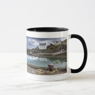 Caneca Casas e barcos ao longo da água