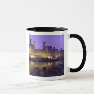 Caneca Castelo Caernarfon, à noite, Gwynedd, País de Ga