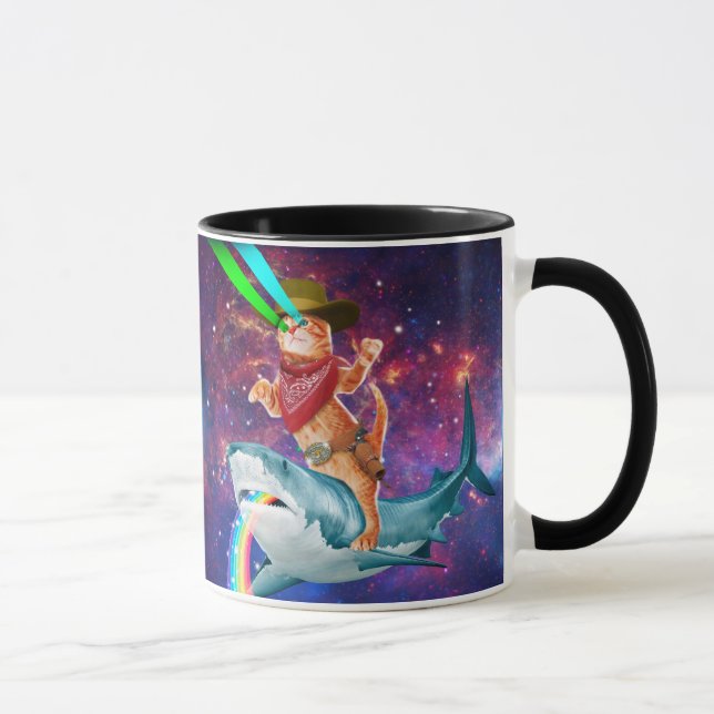 Caneca Cat Cowboy cavalgando um tubarão lançando um arco- (Direita)