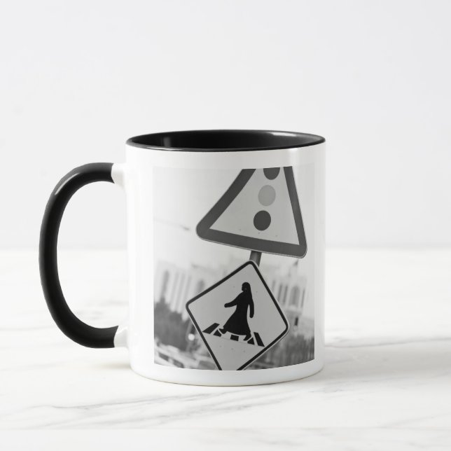 Caneca Catar, Ad Dawhah, Doha. Pedestre Árabe 2 (Esquerda)