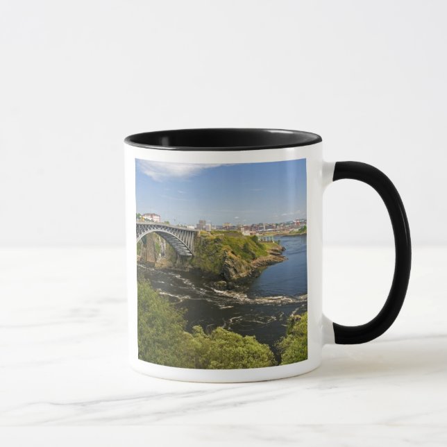 Caneca Cataratas reversas no rio St. John em St. 2 (Direita)