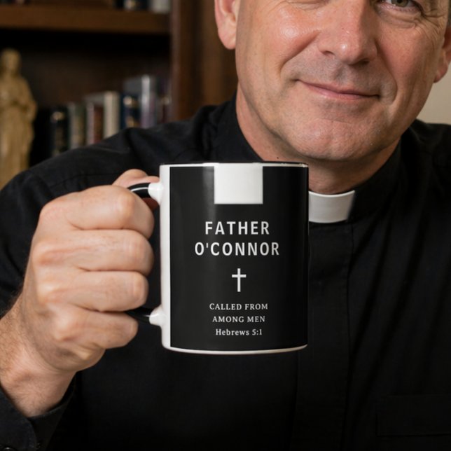 Caneca Catholic Priest Hebrews 5:1 Vocation Design (Criador carregado)
