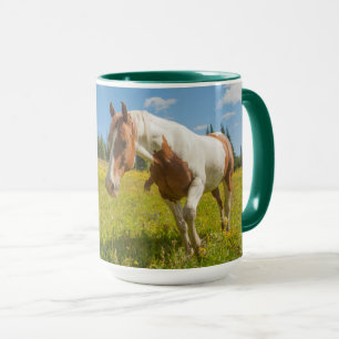 Caneca Cavalo Curioso em uma Campina Alpina no Verão