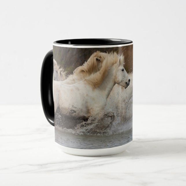 Caneca Cavalos Brancos Camargue Correndo na Água (Frente Esquerda)