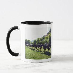 Caneca Cavalos que andam em uma linha