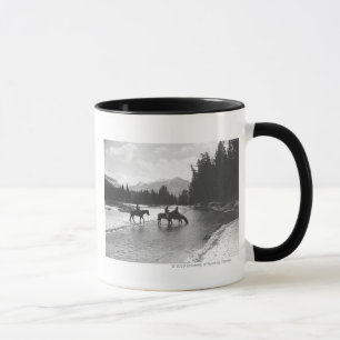 Caneca Cavalos que bebem de e que cruzam um rio