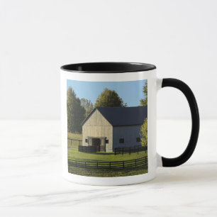 Caneca Celeiro em uma fazenda de cavalos puro-sangue ao n