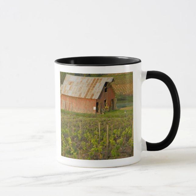 Caneca Celeiro vermelho antigo na borda do vinhedo Zinfan (Direita)