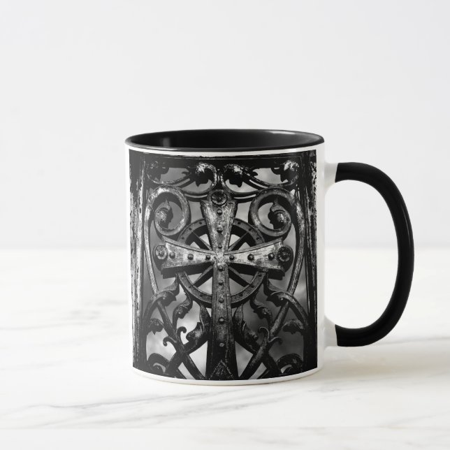 Caneca Cemitério gótico trava cruz celta de ferro no cora (Direita)