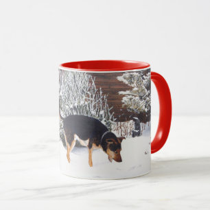 Caneca Cena da neve do inverno com o cão preto e tan