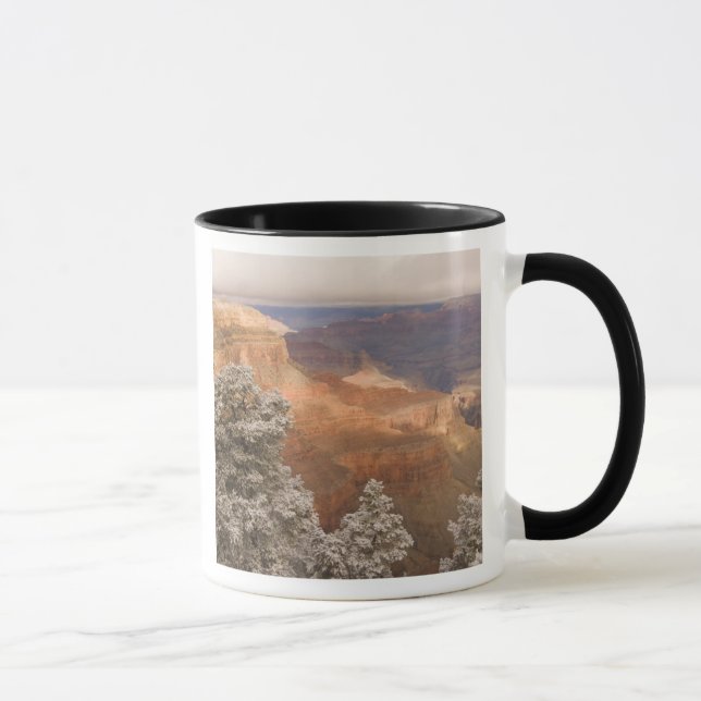 Caneca Cenário de paisagem invernal nevada ao longo do su (Direita)