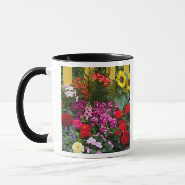 Caneca Cerca de estacas amarelas com jardim de flores em (Esquerda)