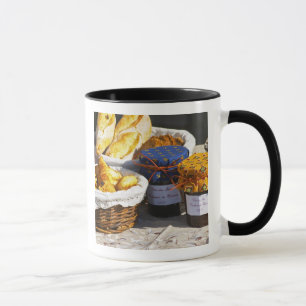 Caneca Cesta com croissants e pães de chocolate.