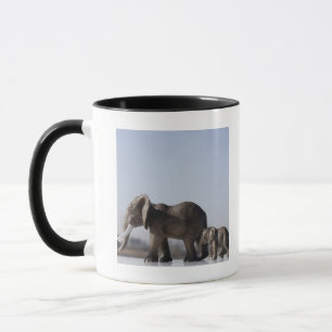 Caneca Céu azul de fundo de família do elefante