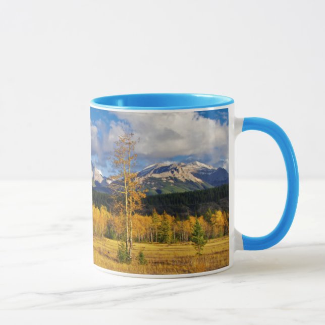 Caneca Céus azuis e nuvens acima de um prado (Direita)