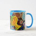 Caneca Chanukah Menorahs, Dreidels, Gelt<br><div class="desc">" Expressões judaicas, " ofertas uma experiência da compra porque você não encontrará em qualquer outro lugar. Boa vinda a nossa loja. Diga seus amigos sobre nós e envie-lhes nossa relação:  http://www.zazzle.com/YehudisL?rf=238549869542096443*</div>