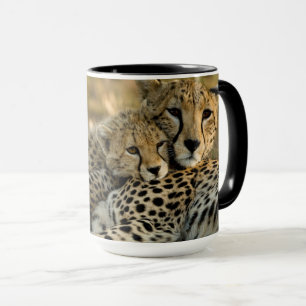 Caneca Cheetah Cub Inundado com sua mãe