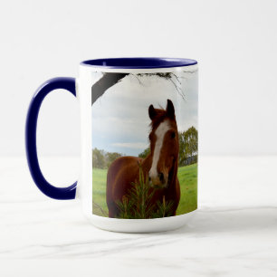 Caneca Chestnut Horse A Cheirar Uma Árvore Banksia,