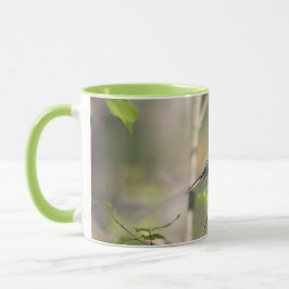 Caneca Chickadee tampado preto em um ramo