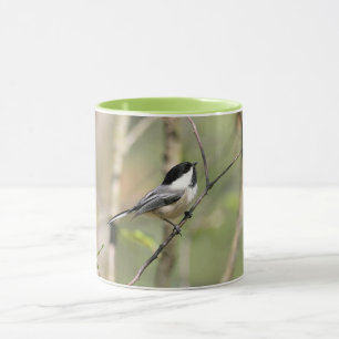 Caneca Chickadee tampado preto em um ramo