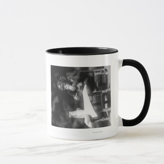 Caneca Chimpanzé sentado na Mesa no Zoológico Nacional (Direita)
