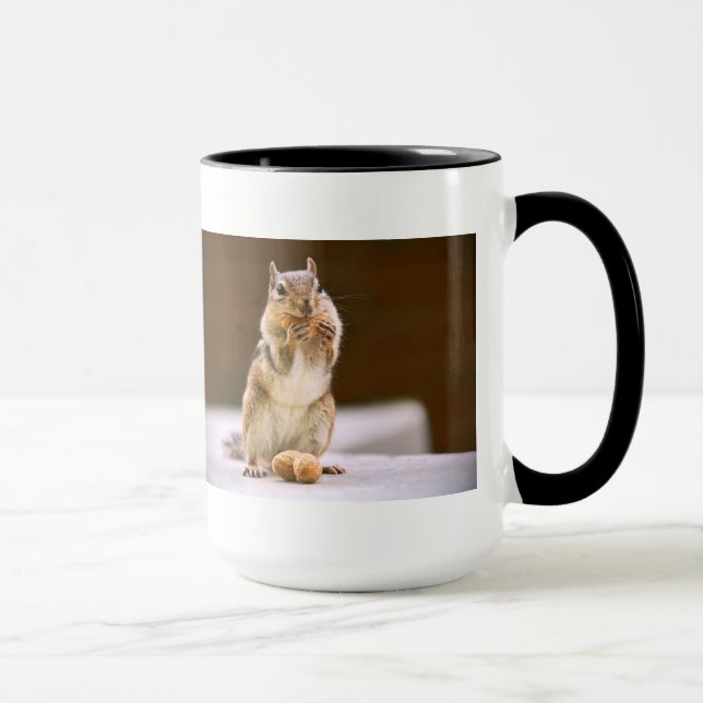 Caneca Chipmunk bonito que come um amendoim (Direita)