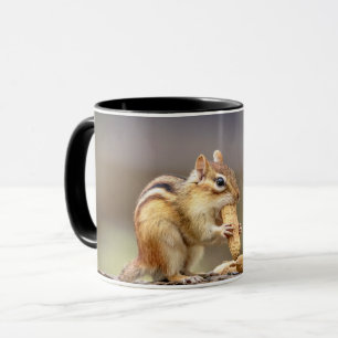 Caneca Chipmunk que come um amendoim